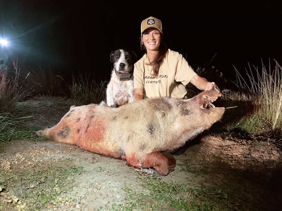 Liv and Tikka with a large boar at night